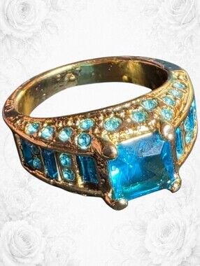 Vintage Blue Crystal Statement Ring Gold Tone Fluorescent Size 9 687